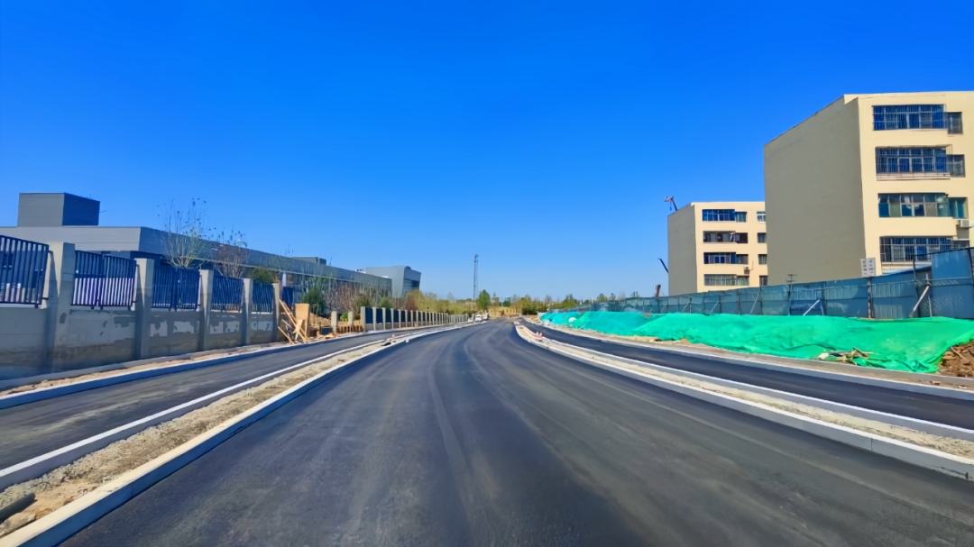 公司承建的山東供銷智能倉配和應急保障基地規劃道路項目主線瀝青面層攤鋪工程順利完成